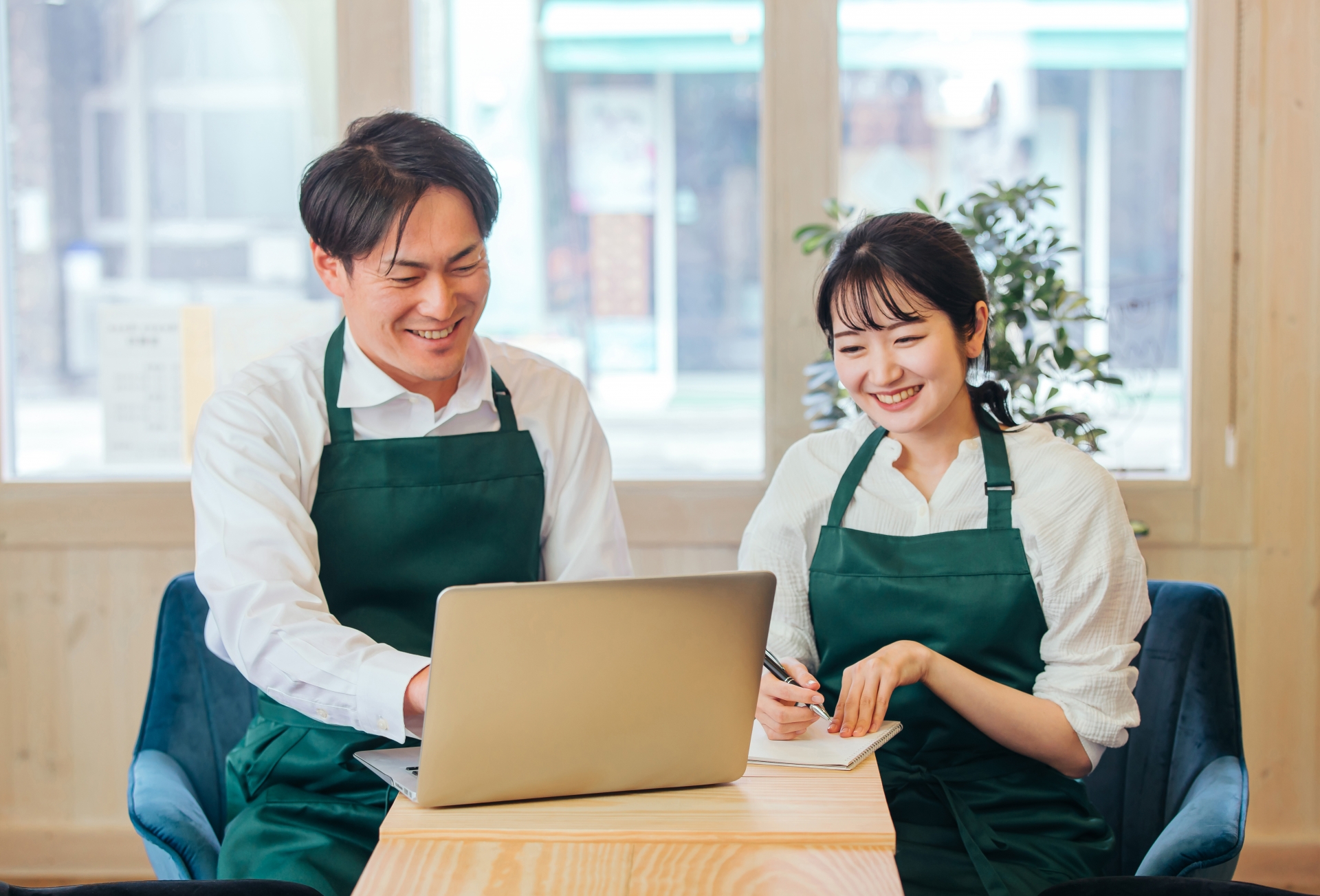 管理画面を操作する飲食店夫婦のイメージ画像