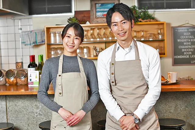 フードデリバリーを導入しているカフェ経営者夫妻のイメージ画像