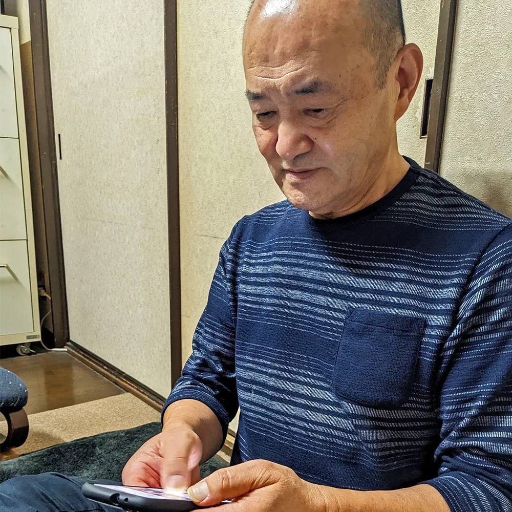 ストレスフリーな回線速度に喜ぶ男性の画像