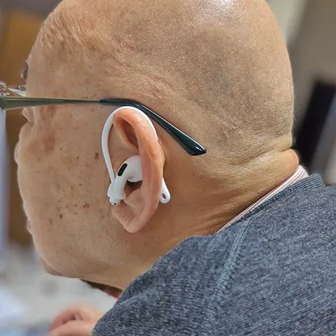 AirPodsProを装着している人の画像