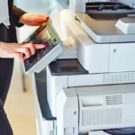 コンビニで印刷している様子